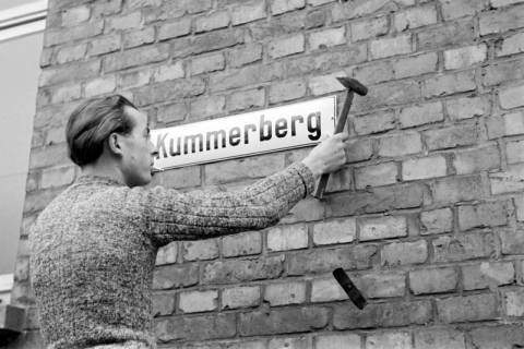 ARH NL Dierssen 1098/0011, Neues Straßenschild "Kummerberg", Bissendorf, 1950