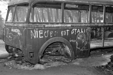 ARH NL Dierssen 1122/0024, Ausgebrannter Bus mit Beschmierung an der Zonengrenze, Helmstedt, 1951