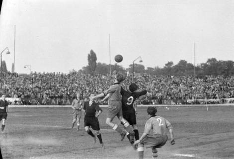 ARH NL Dierssen 1159/0003, Spiel von Hannover 96? im Innenoval der alten Radrennbahn am Pferdeturm, Hannover, 1951