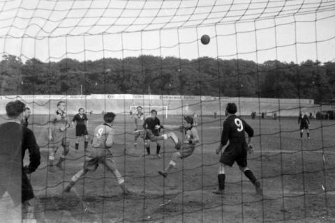 ARH NL Dierssen 1159/0004, Spiel von Hannover 96? im Innenoval der alten Radrennbahn am Pferdeturm, Hannover, 1951