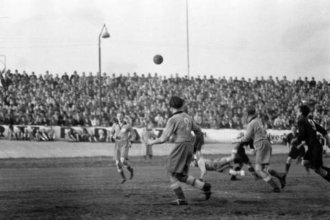 ARH NL Dierssen 1159/0008, Spiel von Hannover 96? im Innenoval der alten Radrennbahn am Pferdeturm, Hannover, 1951