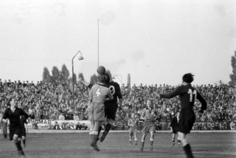 ARH NL Dierssen 1159/0009, Spiel von Hannover 96? im Innenoval der alten Radrennbahn am Pferdeturm, Hannover, 1951