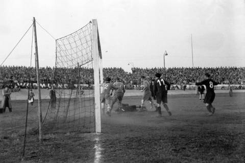 ARH NL Dierssen 1159/0013, Spiel von Hannover 96? im Innenoval der alten Radrennbahn am Pferdeturm, Hannover, 1951