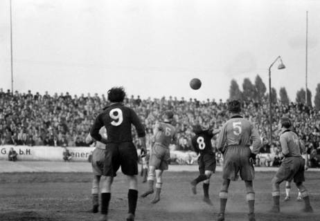 ARH NL Dierssen 1159/0015, Spiel von Hannover 96? im Innenoval der alten Radrennbahn am Pferdeturm, Hannover, 1951