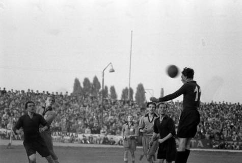 ARH NL Dierssen 1159/0016, Spiel von Hannover 96? im Innenoval der alten Radrennbahn am Pferdeturm, Hannover, 1951