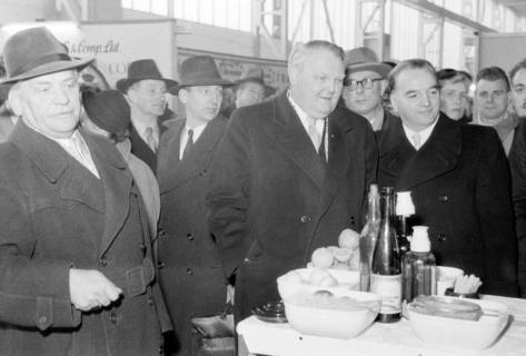 ARH NL Dierssen 1175/0001, Ludwig Erhard auf der Industriemesse, Hannover, 1952
