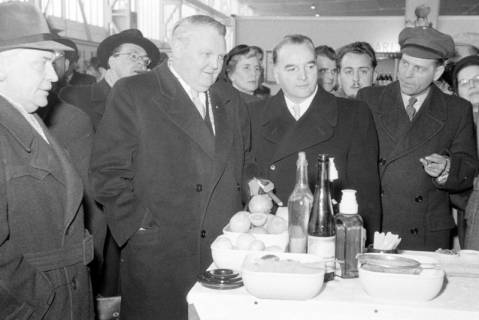 ARH NL Dierssen 1175/0002, Ludwig Erhard auf der Industriemesse, Hannover, 1952
