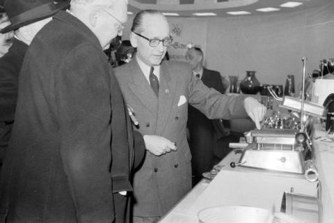 ARH NL Dierssen 1175/0003, Ludwig Erhard auf der Industriemesse, Hannover, 1952