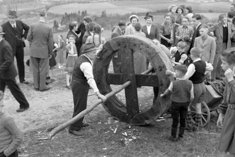 ARH NL Dierssen 1180/0015, Osterfeuerräder, Lügde, 1952