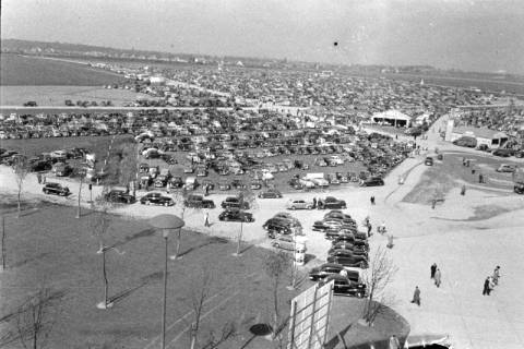 ARH NL Dierssen 1182/0003, Parkplätze bei der Hannover-Messe, Hannover, 1952