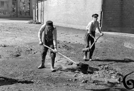 ARH NL Dierssen 1183/0008, Schlammbeseitigung nach Unwetter, Völksen, 1952