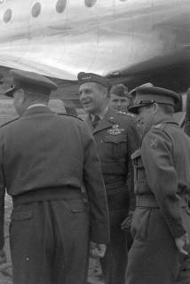 ARH NL Dierssen 1198/0006, Ankunft von General Matthew B. Ridgway (US Army), Bückeburg, 1952