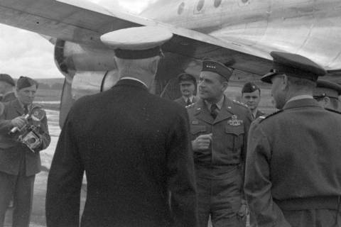 ARH NL Dierssen 1198/0007, Ankunft von General Matthew B. Ridgway (US Army), Bückeburg, 1952
