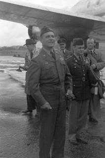 ARH NL Dierssen 1198/0008, Ankunft von General Matthew B. Ridgway (US Army), Bückeburg, 1952
