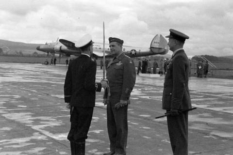 ARH NL Dierssen 1198/0013, Ankunft von General Matthew B. Ridgway (US Army), Bückeburg, 1952