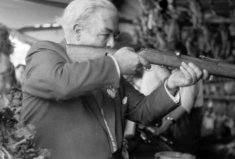 ARH NL Dierssen 1199/0006, Hinrich Wilhelm Kopf auf dem Schützenfest, Hannover, 1952