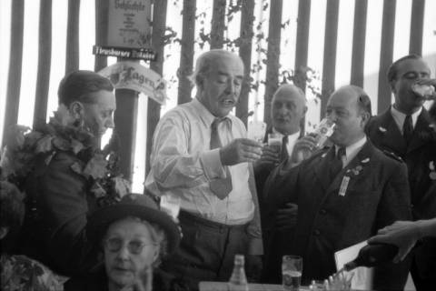 ARH NL Dierssen 1199/0014, Hinrich Wilhelm Kopf auf dem Schützenfest, Hannover, 1952