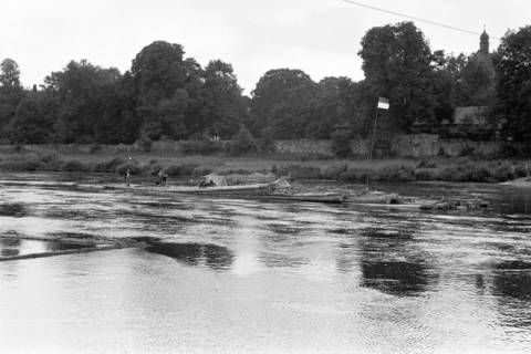 ARH NL Dierssen 1203/0017, Flöße auf der Weser, Grohnde, 1952