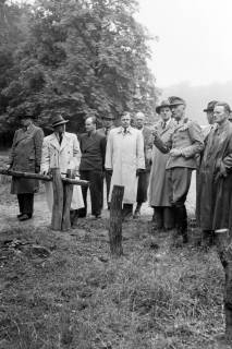 ARH NL Dierssen 1206/0003, Kreistagsmitglieder im Saupark, Springe, 1952