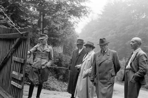 ARH NL Dierssen 1206/0005, Kreistagsmitglieder im Saupark, Springe, 1952