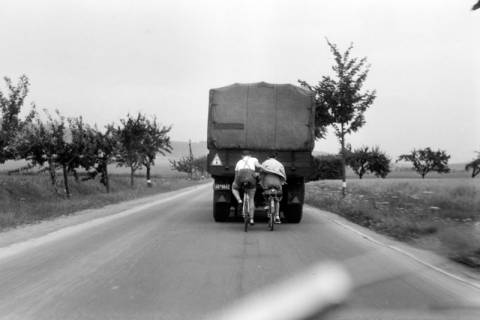 ARH NL Dierssen 1206/0022, Radfahrer hinter LKW, Altenhagen I, 1952