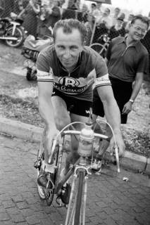 ARH NL Dierssen 1207/0004, Radsportler bei der "Deutschlandfahrt": Ziel der 2. Etappe, Hannover, 1952