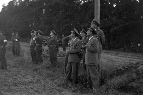 ARH NL Dierssen 1209/0007, 1000 Fallschirmjäger (alliierte Manöver): Zuschauer, Nienburg/Weser, 1952