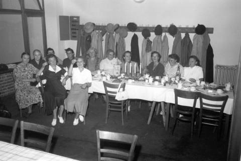 ARH NL Dierssen 1209/0014, Keglerinnen am Tisch sitzend, Herrenhausen, 1952