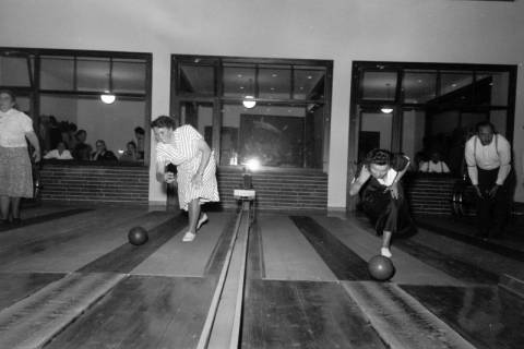 ARH NL Dierssen 1209/0017, Keglerinnen, Herrenhausen, 1952