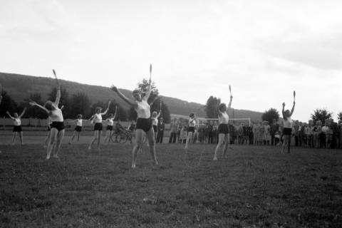 ARH NL Dierssen 1211/0008, Turnerinnen beim Turnerfest, Springe, 1952