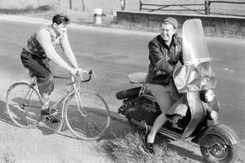 ARH NL Dierssen 1213/0024, Radsportler Heinrich Schwarzer beim Training mit seiner Frau Frieda als "Schrittmacherin" auf einem NSU Lambretta,  auch „NSU-Autoroller“ genannt, Springe, 1952