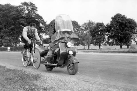 ARH NL Dierssen 1213/0025, Radsportler Heinrich Schwarzer beim Training mit seiner Frau Frieda als "Schrittmacherin" auf einem NSU Lambretta,  auch „NSU-Autoroller“ genannt, Springe, 1952