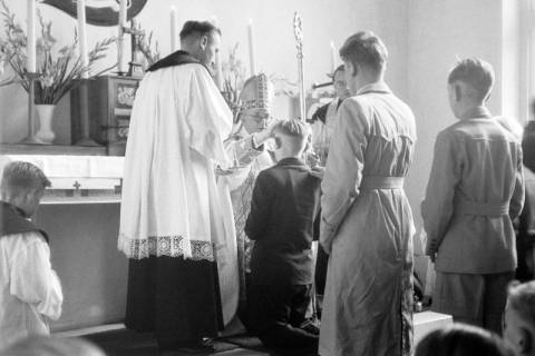 ARH NL Dierssen 1216/0011, Firmung mit Weihbischof, Springe, 1952