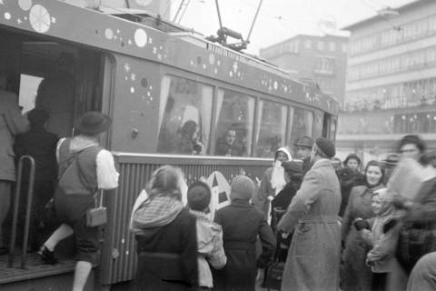 ARH NL Dierssen 1222/0021, Weihnachtsmann vor einer weihnachtlichen Straßenbahn am Kröpcke, Hannover, 1952