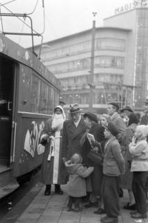 ARH NL Dierssen 1223/0003, Weihnachtsmann vor einer weihnachtlichen Straßenbahn am Kröpcke, Hannover, 1952