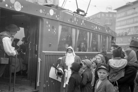 ARH NL Dierssen 1223/0004, Weihnachtsmann vor einer weihnachtlichen Straßenbahn am Kröpcke, Hannover, 1952