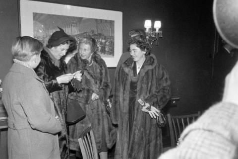 ARH NL Dierssen 1225/0003, Ankunft von Königin Friederike von Griechenland am Bahnhof, Hannover, 1953