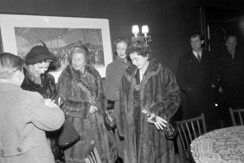 ARH NL Dierssen 1225/0004, Ankunft von Königin Friederike von Griechenland am Bahnhof, Hannover, 1953
