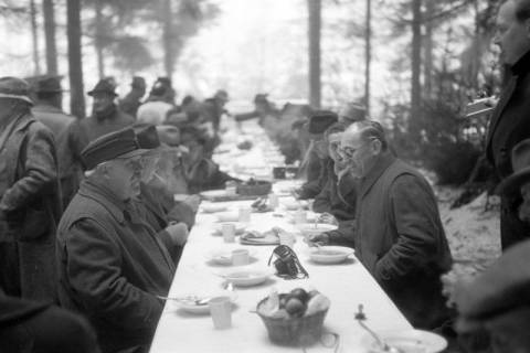 ARH NL Dierssen 1225/0007, Gemeinsames Suppenessen bei der "Diplomaten-Jagd", Springe, 1953