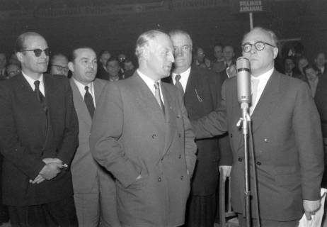 ARH NL Dierssen 1225/0031, "Fest der Sportpresse": (von links) Hans Klenk, Hermann Lang, Karl Kling, Alfred Neubauer und Dr. Lowen (?), Hannover, 1953