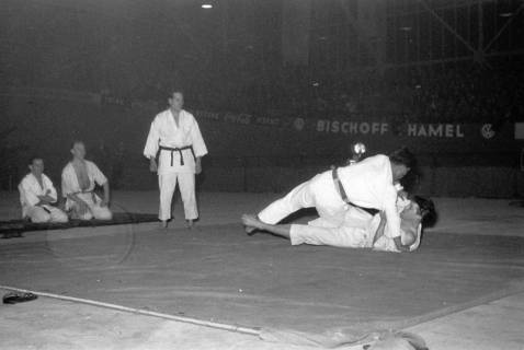 ARH NL Dierssen 1226/0002, "Fest der Sportpresse": Judo mit japanischem Weltmeister, Hannover, 1953