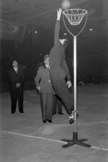 ARH NL Dierssen 1226/0009, "Fest der Sportpresse": Volleyball Zuspieltraining mit Korb, Hannover, 1953