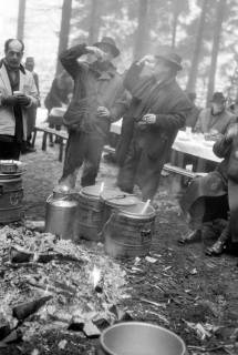 ARH NL Dierssen 1227/0019, "Diplomaten-Jagd": gemeinsames Suppenessen, Springe, 1953