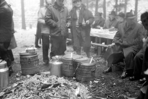 ARH NL Dierssen 1228/0001, "Diplomaten-Jagd": gemeinsames Suppenessen, Springe, 1953