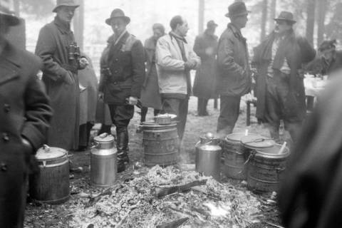 ARH NL Dierssen 1228/0002, "Diplomaten-Jagd": gemeinsames Suppenessen, Springe, 1953