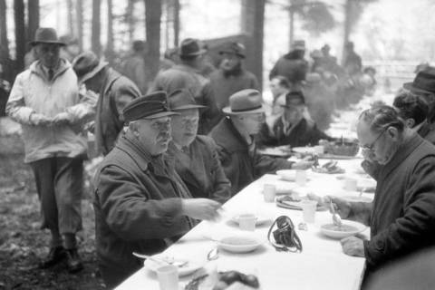 ARH NL Dierssen 1228/0011, "Diplomaten-Jagd": gemeinsames Suppenessen, Springe, 1953