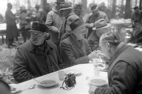 ARH NL Dierssen 1228/0018, "Diplomaten-Jagd": gemeinsames Suppenessen, Springe, 1953