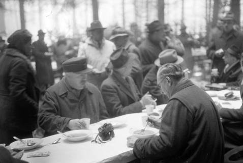 ARH NL Dierssen 1228/0019, "Diplomaten-Jagd": gemeinsames Suppenessen, Springe, 1953