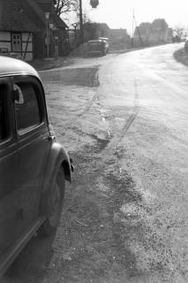 ARH NL Dierssen 1231/0012, Autounfall eines Mercedes mit einem Kraftrad, Völksen, 1953