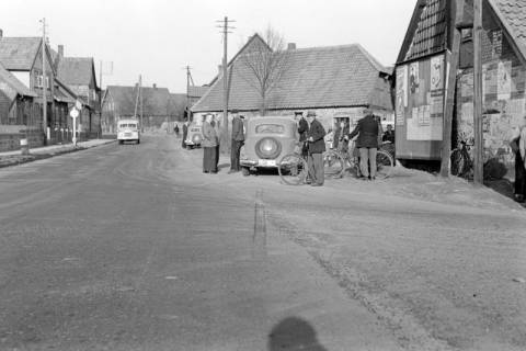 ARH NL Dierssen 1231/0019, Autounfall eines Mercedes mit einem Kraftrad, Völksen, 1953